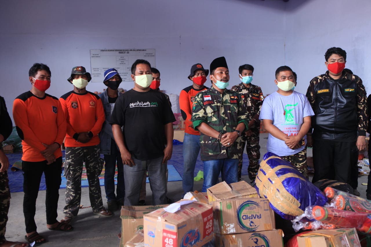 Penyerahan bantuan oleh Posko Bantuan Bencana GP Ansor Sulsel.