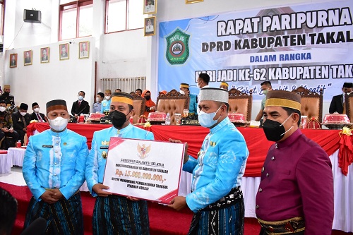 Hadiri Hari Jadi Takalar: Gubernur Sumbang 15 M. Untuk Pembangunan Tanggul Pesisir Pantai.