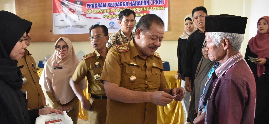 199 KEPALA KELUARGA DI KECAMATAN POLONGBANGKENG UTARA TERIMA PROGRAM KELUARGA HARAPAN.