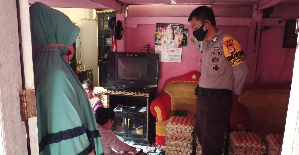 BHABINKAMTIBMAS KELURAHAN MANGADU TAK HENTI SAMPAIKAN HIMBAUAN PENCEGAHAN COVID-19