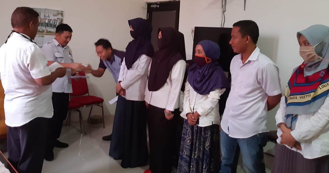ANDI FADLI: KABID BINA KONSTRUKSI MEMBERIKAN REWARD KEPADA PEGAWAI BERPRESTASI . “MANTAP”