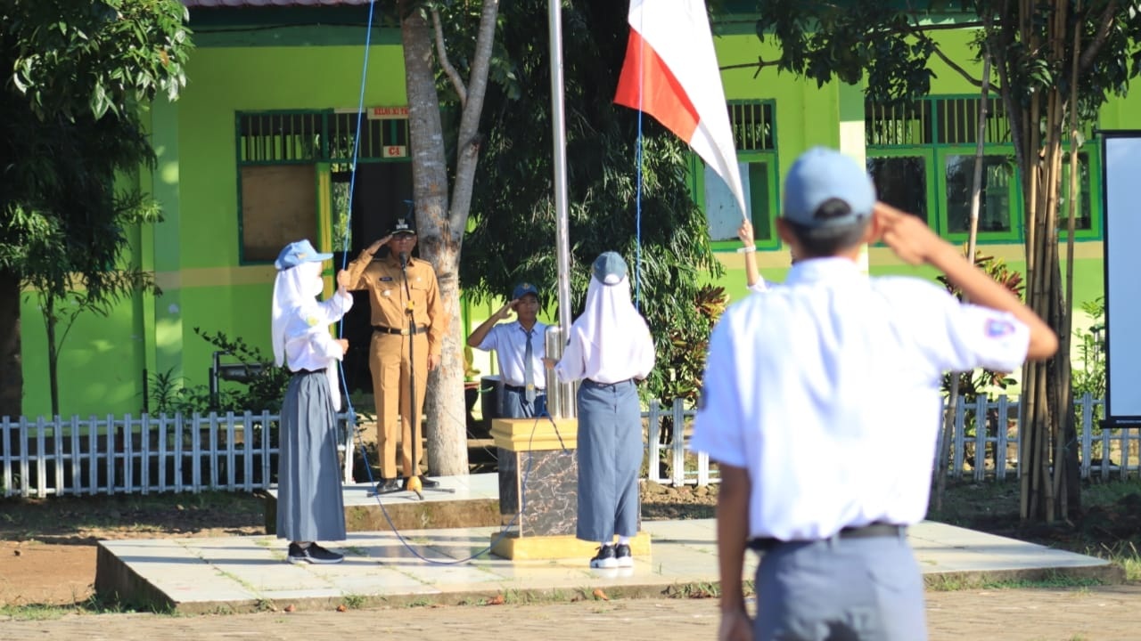 Pembina Upacara di SMKN 6 Takalar, Pj. Bupati Berpesan Persiapkan Diri Menuju Indonesia Emas 2045