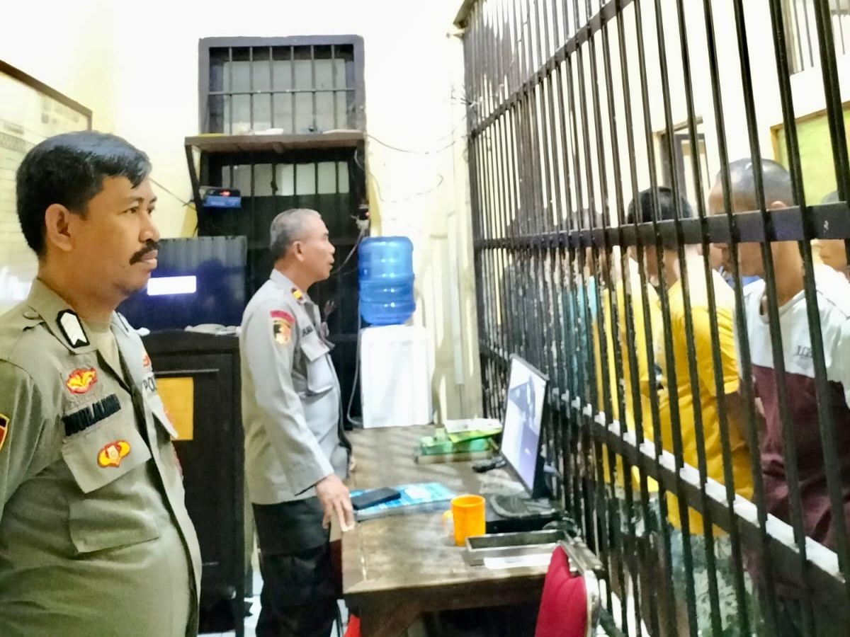 Pastikan Tahanan Dalam Keadaan Aman dan Sehat, Kasat Tahti Rutin Cek Ruang Tahanan Polres Takalar