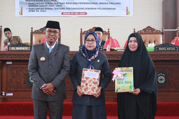 “Pj Bupati Takalar Hadir di Rapat Paripurna, Serahkan RPJPD Tahun 2025-2045 ke DPRD”