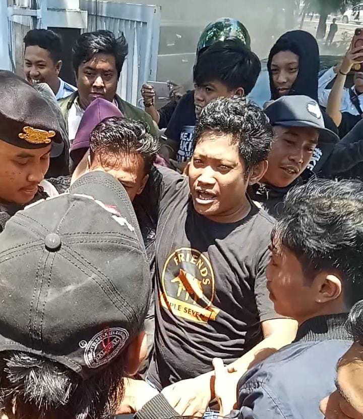 Barisan Anak Rakyat (Barbar) Menggeruduk Bank Rakyat Indonesia Cabang Takalar Dan Sempat Ricuh Dengan Aparat Kepolisian.