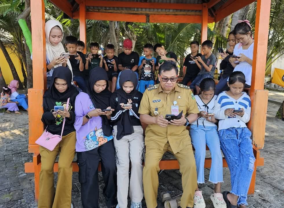 Wajah Bahagia Bupati Takalar Daeng Manye, Anak-anak Pulau Satangnga Kini Nikmati Internet Gratis dari Program Poindes. 