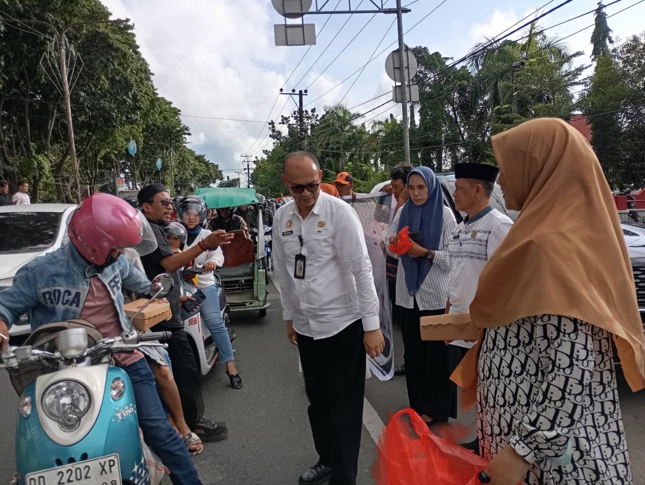 Keluar Dari Ruang   Kerja Bupati Beberapa OPD Takalar  Langsung ke Jalan Jenderal Sudirman, Bagi-Bagi  Takjil 